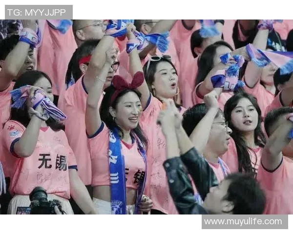 足球明星亲自赠送球迷限量版裤子引发热议粉丝们感动不已纷纷晒照分享喜悦