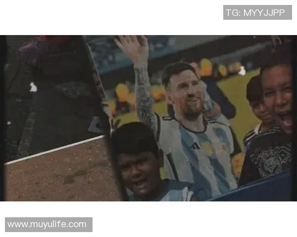 国外足球明星街头表演引发热潮球迷互动精彩纷呈展现魅力与才华